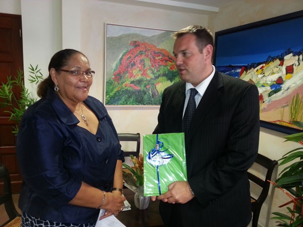 La Présidente Aline Hanson reçoit le Président de Saint-Pierre-et-Miquelon.