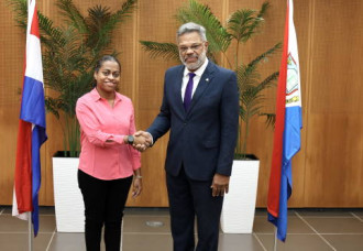 Prime Minister, in Capacity as Acting Minister of VSA, Administers Oath to New Pharmacist Assistant.