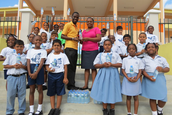 rotaractsxmsunrisedonateswatertoprimaryschools23032013